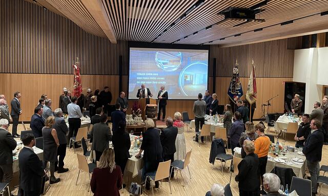 Altpfarrer Günther Guggumos und Diakon Jürgen Rauscher segneten das Gebäude.  | Foto: Barbara Fluckinger