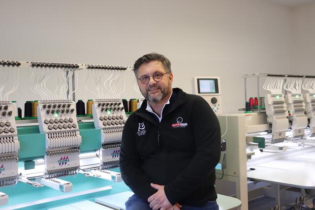 Harald Kolar gibt in seinem Unternehmen Quickstick Textilien eine besondere Note. | Foto: Edith Ertl