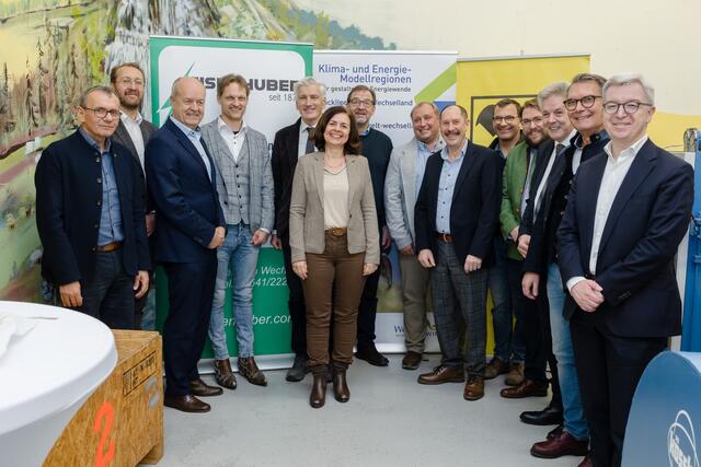 Vertreter aller fünf Gemeinden aus dem Feistritztal und der Raiba als Unterstützer bei der Gründung der Energiegemeinschaft. | Foto: Eisenhuber