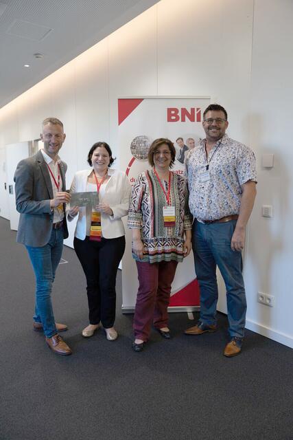 Martin Sachslehner (l.) stellt das Unternehmernetzwerk Neusieldersee vor. | Foto: Sachslehner