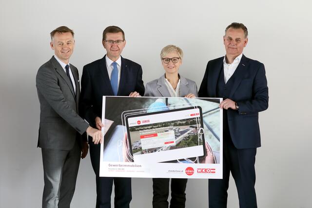 v.l.: Werner Pamminger, Geschäftsführer Business Upper Austria, Wirtschafts-Landesrat Markus Achleitner, Doris Hummer, Präsidentin der Wirtschaftskammer Oberösterreich, und Robert Oberfrank, Leiter der Abteilung Bezirksstellen in der Wirtschaftskammer OÖ. | Foto: Land OÖ/Stinglmayr