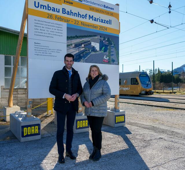 Der niederösterreichische LH-Stellvertreter Udo Landbauer und Niederösterreich Bahnen Geschäftsführerin Barbara Komarek beim Kick-off zum Umbau des Bahnhofs Mariazell.  | Foto: ©NB/Bollwein