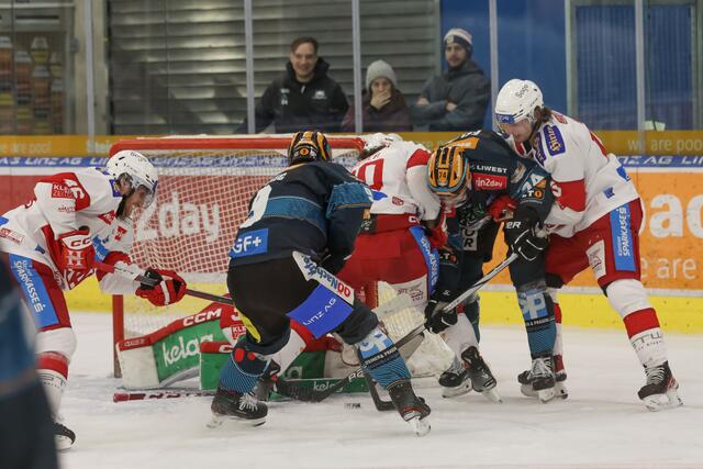 Mit dem Auswärtssieg gegen die Black Wings Linz, sicherte sich der EC-KAC endgültig das Ticket für das Viertelfinale. | Foto: BWL / Draxler