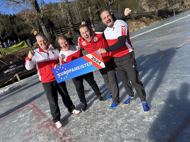 Markus Bischof (l.) holte mit dem Herren-Team den Weitenbewerb-Europameistertitel für Österreich. | Foto: GEPA pictures/Hans Oberländer