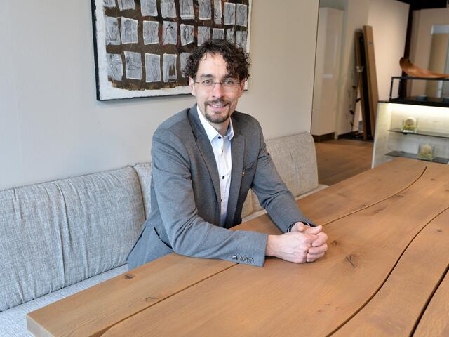 Das Team von Wohnraum Zimmermann hilft Ihnen dabei, das Wohnzimmer so wohnlich wie möglich zu gestalten.  | Foto: HPhoto – Hannes Pacheiner