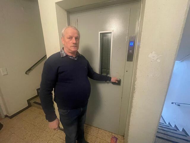 Günter Rinner (66) ist einer von vielen Mietern, die seit fast zwei Wochen Stiegen steigen müssen. | Foto: Privat