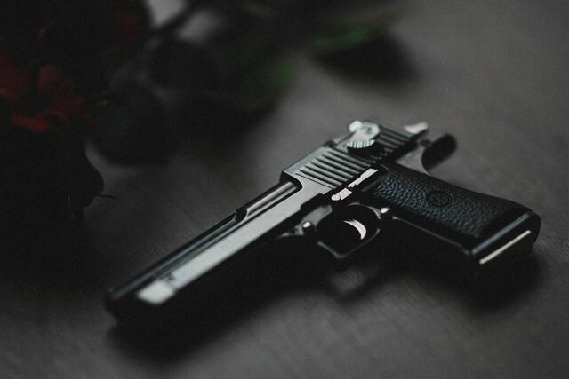 Neben einer Schreckschusswaffe wurde außerdem ein Schlagring, ein Totschläger, ein Küchenmesser und ein Pfefferspray gefunden. | Foto: Symbolbild