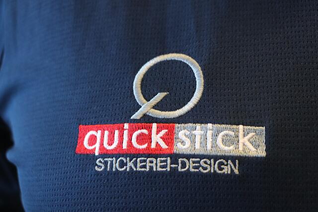 Nach über 7.000 Nadelstichen ist das quickstick-Logo fertig. | Foto: Edith Ertl