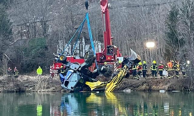 Der Bagger stürzte in die Enns und musste von der Feuerwehr herausgehoben werden. | Foto: FF Rottenmann/FB