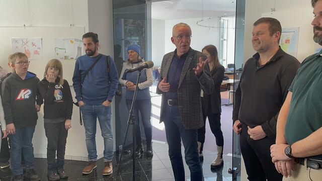 Bürgermeister Herbert Mayer bedankt sich bei den Schülerinnen und Schüler für die eindrucksvollen Zeichnungen. | Foto: Elisabeth Mederle