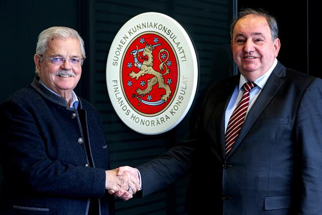 Alois Froschauer (l) übergab das Ehrenamt
nach 16 Jahren an den neuen Honorarkonsul der
Republik Finnland Erich Haider. | Foto: LINZ AG/Weihbold