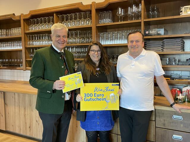 Gewinnerin Allhartsberg – TB Waidhofen: v.l.: Bei der Gutscheinüberreichung im GH AllhartsbergerHof in Allhartsberg - LAbg. Bürgermeister Anton Kasser, Gewinnerin Sandra Brandstetter und Gastwirt Kloimwieder Franz | Foto: VPAM