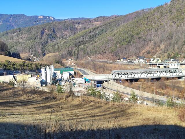 bei der Baustelle des Semmeringbasistunnels in Gloggnitz kommen wir auf die Straße... | Foto: I.Wozonig