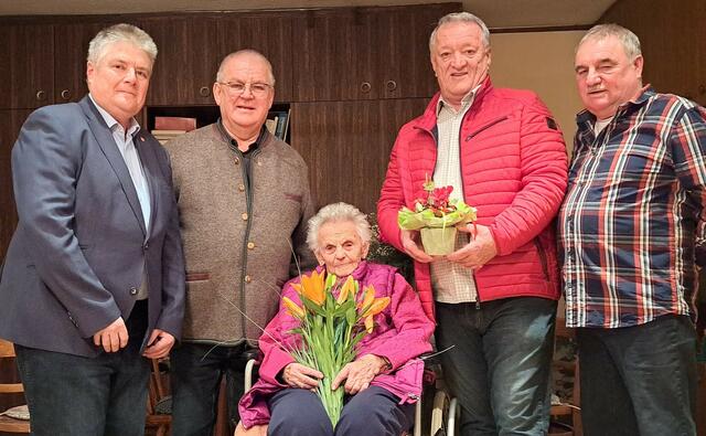Erika Bittenauer umringt von ihren Gratulanten. | Foto: privat