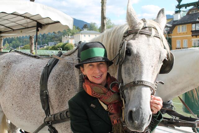 Fiakerin Alexandra "Xandi" Hödlmoser bietet Rundfahrten durch Bad Ischl mit ihrer Pferdekutsche an. | Foto: BRS/Gratzer