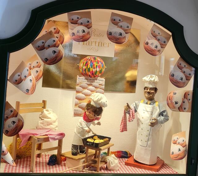 Krapfenbackstube in der Auslage der Bäckerei Hartner in Waidhofen/Ybbs. | Foto: Hartner Waidhofen/Y.