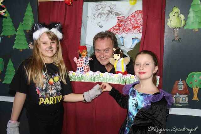 Das Highlight der Faschingsveranstaltung war die Kasperlbühne, bespielt von Heinz Rotter und Hermi Winter. Ein Herzzeichen gibt es für das Puppenspiel von Victoria und Cara, sie hatten viel Spaß am Gschnas, hier mit Heinz Rotter.
