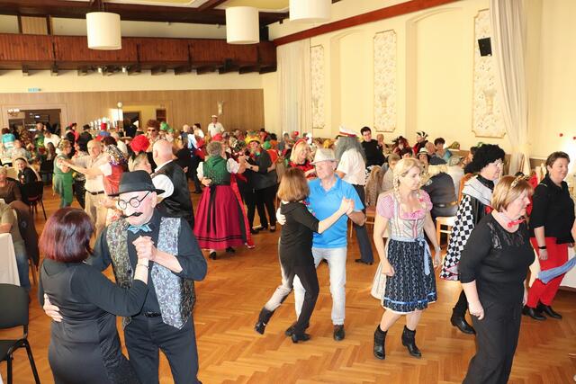 Pensionisten und Junggebliebene feiern gemeinsam den Faschingsdienstag in Kalsdorf | Foto: Edith Ertl