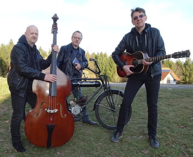 Alfred und Bernhard Valta sowie Franz Vetter bringen das Feeling von Nebraska und Wagersfeld in musikalisch-literarischen und bildlichen Einklang. | Foto: privat