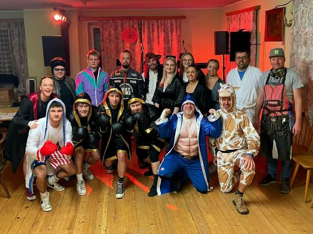 Boxer, Zauberer, Die Simpsons, Zootiere, Ölscheichs und viele mehr – beim Maskenball des Schiclubs Enzenkirchen im Gasthaus Radpolt in Kenading gab es tolle Kostümierungen zu bestaunen. | Foto: Schiclub Enzenkirchen