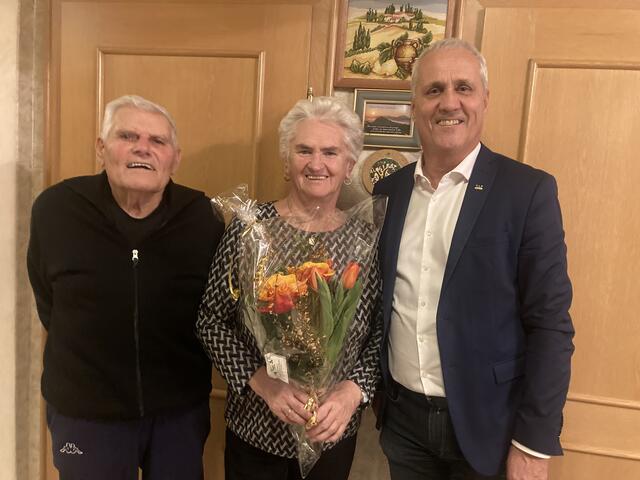 von li nach re: Geyer Franz, Jubilarin Geyer Gertrud (80. Geburtstag), Vizebürgermeister Mantler Erwin. | Foto: Marktgemeinde Kirchberg/Wagram