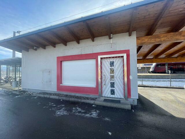 Weil der Umsatz zu gering war, bleibt die Immobilie leer. Immerhin sollen hier bald Zigarettenautomaten aufgestellt werden. | Foto: MeinBezirk.at