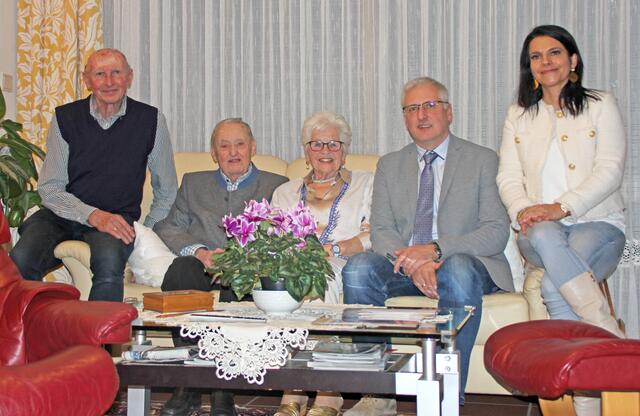 Auf dem Foto von li: GR OV Karl Sinhuber, Josef Hagmann, Ingeborg Hagmann, Bgm Gerhard Wandl, Vizebgm. Mona Riegler | Foto: Gemeinde Rastenfeld