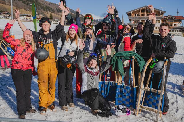 Gemeinsam mit 280 anderen Paaren genossen Mitglieder der Landjugend Obertrum den 14km langen Rodelspaß. | Foto: Landjugend Salzburg, derPlotti/Matthäus Schröcker