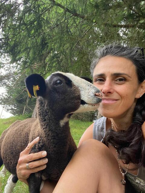 Alexandra Keller mit einem ihrer besonders "schmusigen" Schafe. | Foto: Keller