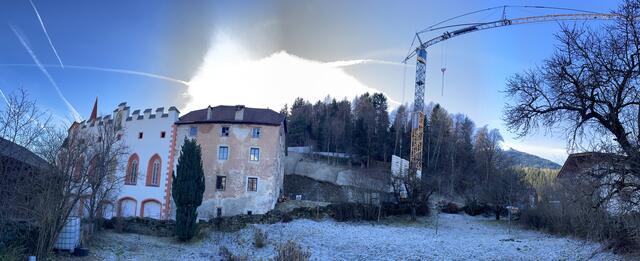Panorama-Aufnahme: Der Baukran auf der wunderschönen historischen Liegenschaft "Risenegg" deutet bereits auf die laufenden Umbauarbeiten hin. 