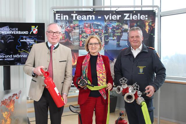 LH-Stellvertreter Stephan Pernkopf, Landeshauptfrau Johanna Mikl-Leitner und Landesfeuerwehrkommandant Dietmar Fahrafellner dankten den freiwilligen Feuerwehren in NÖ. | Foto: Huber