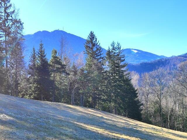 auf der Mürztaler Seite zeigen sich der Sonnwendstein und der Hirschenkogel... | Foto: I.Wozonig