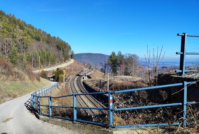 jetzt geht es am unteren Bergrand paralell der Bahnstrecke weiter... | Foto: I.Wozonig