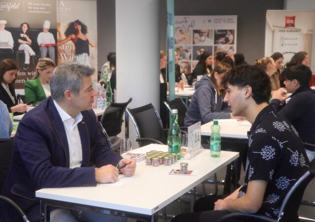 Asan (15) bei seinem ersten Speed-Dating-Termin: Er informiert sich über eine Stelle als Koch bei der Firma Cuisino.