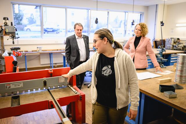 Schülerin Rebecca Schirgenhofer in der Metall-Werkstätte der PTS Mank. | Foto: Michael Schelberger