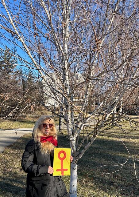 Andrea Diawara bei der Birke im Andreas-Rett-Park. Geht es nach den Grünen Hietzing, soll hier bald ein Schild darauf aufmerksam machen, dass der Baum Johanna Dohnal gewidmet ist.  | Foto: Grüne Hietzing