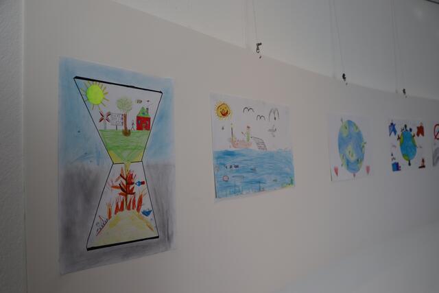 Eine neue Ausstellung, dieses Mal von ganz jungen Künstlerinnen und Künstlern gestaltet, wurde im Stadtamt eröffnet. | Foto: Elisabeth Mederle