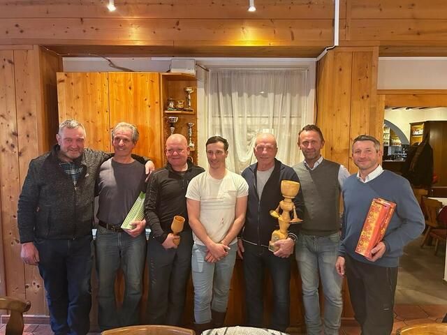 Foto 1: Siegerehrung – von links – Ramingsteiner Beimoar Peter Müllner, Predlitzer Moar Bernd Feuchter, Ramingsteiner Moar David Rauter, Predlitzer Obmann-Stv. Hptm. Peter Kern, Ramingsteiner Obmann-Stv. Franz Feiel, Leonhard Kocher/Bgmst. Ramingstein, Hannes Rauter/VBgmst. Predlitz-Turrach
 | Foto: Kameradschaft Ramingstein