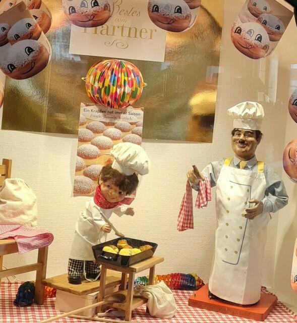 Krapfenbackstube in der Auslage der Bäckerei Hartner in Waidhofen/Ybbs. | Foto: Hartner Waidhofen/Y.