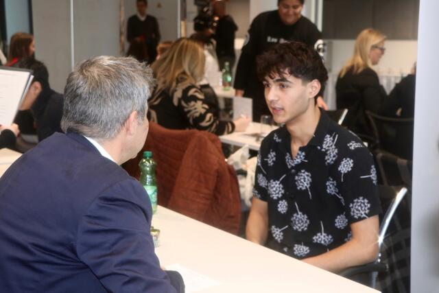 Asan (15) bei seinem ersten Speed-Dating-Termin: Er informiert sich über eine Stelle als Koch bei der Firma Cuisino.