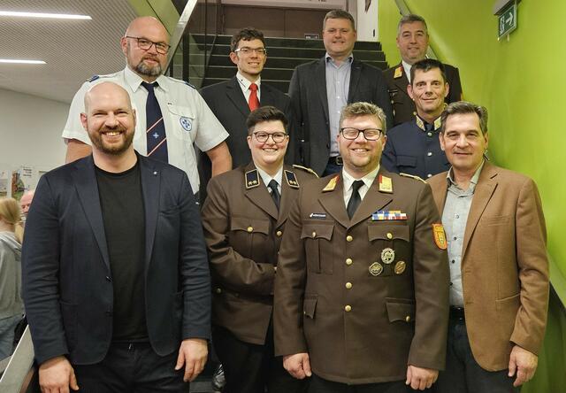 vorne v.l.: Vize Bürgermeister Armin Bahr, OV Andrea Mandl, BR Michael Höritzauer und Bürgermeister Werner Krammer
hinten v.l.: Abschnittsleiter Wasserrettung Martin Lagler, Bezirkstellenleiter Kurt Marcik, GR Christian Pechhacker, ABI Jürgen Hörlendberger und Chefinspektor Gerald Eslitzbichler | Foto: FF Waidhofen/Ybbs-Stadt