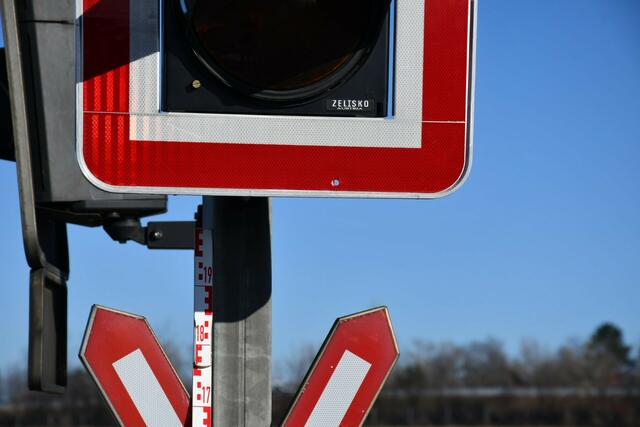 Die Einschusslöcher auf der Ampelanlage in Steinbrunn.  | Foto: LPD-Burgenland
