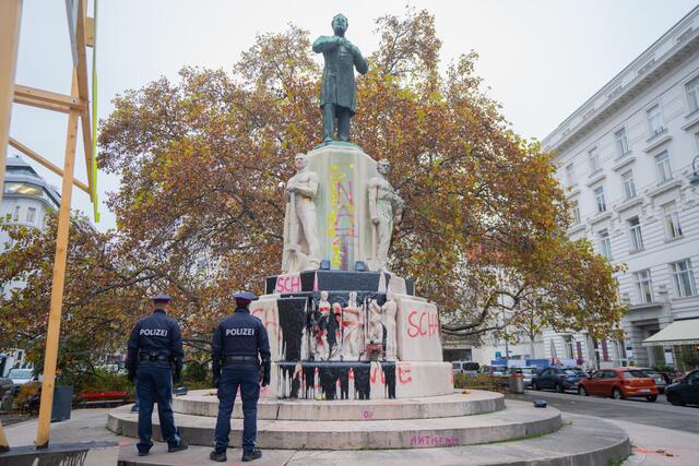 Bereits öfter schon wurde das Denkmal von Karl Lueger mit Farbe übergossen bzw. mit Parolen beschmiert. | Foto: Hans Ringhofer / picturedesk.com