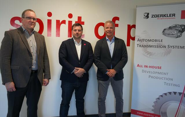 Spannender Austausch zwischen Wirtschaft und Politik bei Zoerkler Gears (v.l.n.r.): Martin Kaufmann (Zoerkler-COO), Michael Bernhard (UNOS-Bundessprecher) und Bernhard Wagner (Zoerkler-CEO) | Foto: Andrea Glatzer
