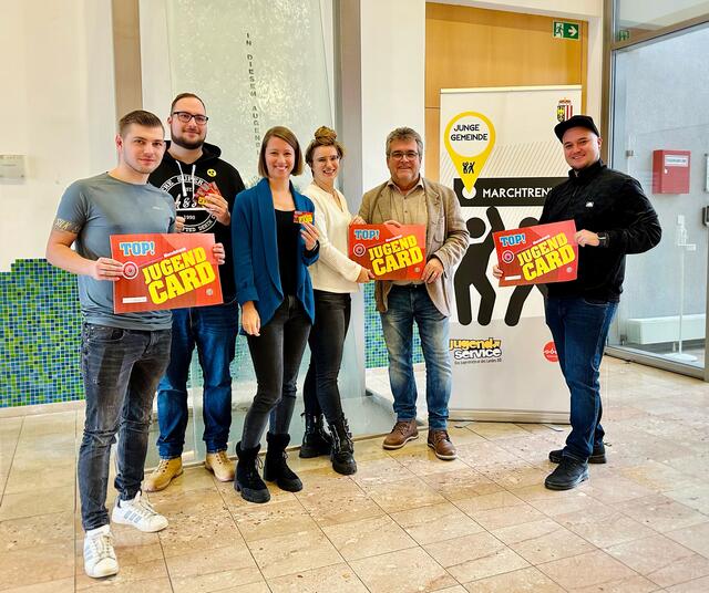 (v.r.:) Stadtrat und Jugendreferent Bernhard Stegh, Bürgermeister Paul Mahr, Eva König, Heike Klebinder, Pascal Seiler und Elias Hartl präsentieren die neue JugendCard. | Foto: Stadtgemeinde Marchtrenk