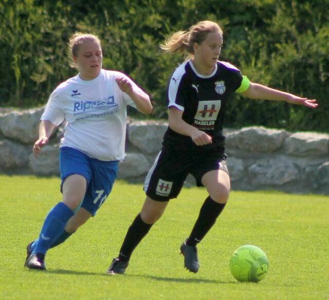 Fotos aus vergangenen Jahren: Der SC Bad Sauerbrunn kämpft seit Jahren um Meisterschaftspunkte in Niederösterreich. Nach vielen Jahren der Erfolge und dem Meistertitel in der Niederösterr. Gebietsliga spielt die Elf um Trainer Karl Ringeisen nun in der Niederösterreichischen Landesliga.  | Foto: Oliver Frank