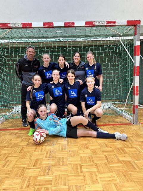 vlnr: hinten: Martin Franz, Nora Gugrel, Johanna Miksche, Tatjana Sappert, Celina Kainz; 2. Reihe: Miriam Schalkhammer, Dorothea Schöllbauer, Mara Brosteanu, Selina Resch; vorne: Liliana Schmelz | Foto: Sportmittelschule Tulln