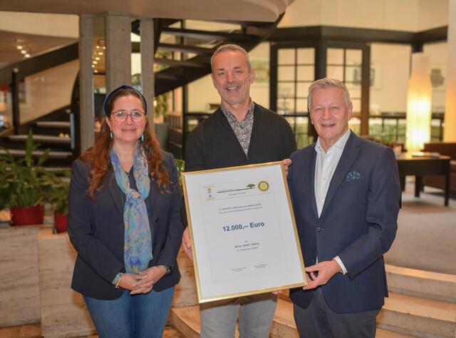 Symbolische Scheckübergabe im Café Central: Präsidentin Bruni Fröschl und Helmut Krieghofer (r.) überreichen für den Rotary Club Goldenes Dachl Innsbruck 12.000 Euro an den Tiroler Initiator Toni Braun von Peto Bike aus Zams für sein Projekt in Tansania. | Foto: RC Innsbruck Goldenes Dachl