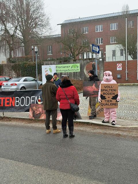 Die landwirtschaftlichen Vertreter versuchten, mit den VGT-Aktivisten zu diskutieren. | Foto: AGÖ