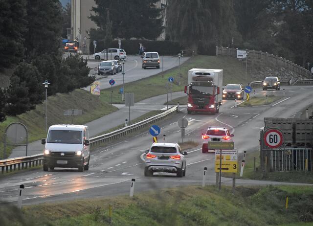 Wenn die Schüler den Radweg links verlassen, um Richtung Schule zu gehen, müssen sie zeitweise am Hügel gehen.  | Foto: Edith Lesnik